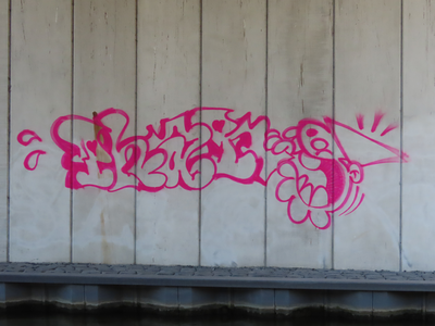 850253 Afbeelding van een onlangs aangebrachte graffiti met een Utrechtse kabouter (KBTR) die een kreet slaakt, onder ...